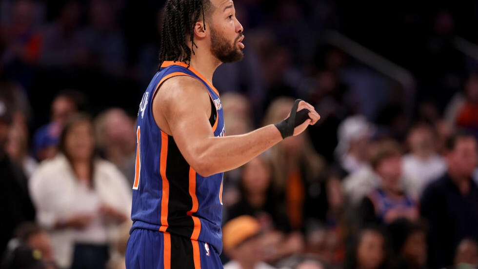 Jalen Brunson of the New York Knicks directs his teammates in the final minute of their overtime victory over the Chicago Bulls on the final day of the NBA regular season © ELSA / GETTY IMAGES NORTH AMERICA/AFP