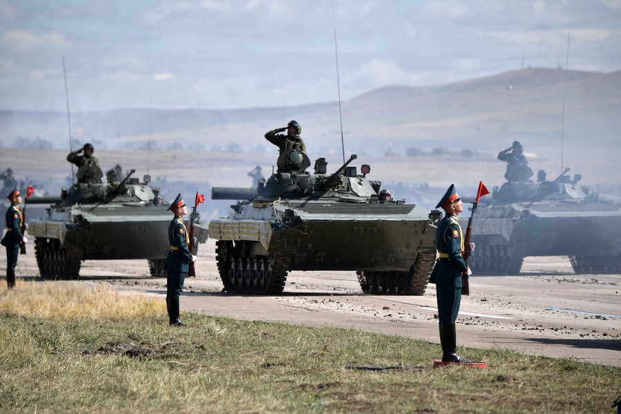 Steel march: Putin reviews troops & armor on parade during massive military drills