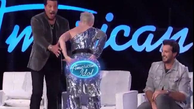 Katy Perry shows off wardrobe malfunction during ‘American Idol’