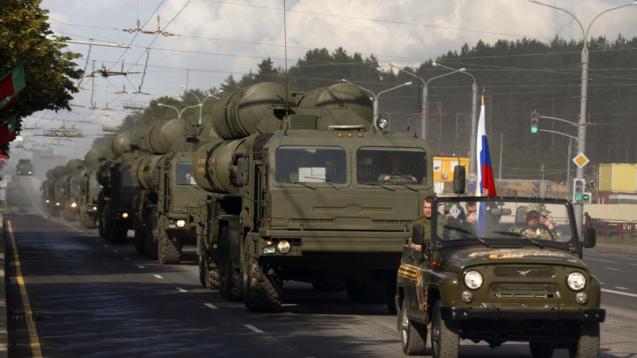 A column of S-400s on the move © Vasily Fedosenko/Reuters