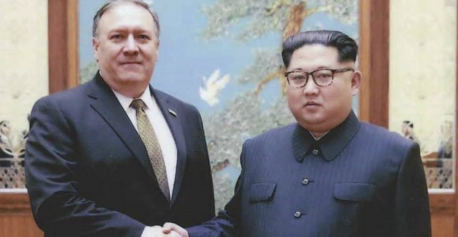 © HO / US Government / AFP | North Korean leader Kim Jong-Un shakes hands with US Secretary of State Mike Pompeo in Pyongyang on April 26, 2018.