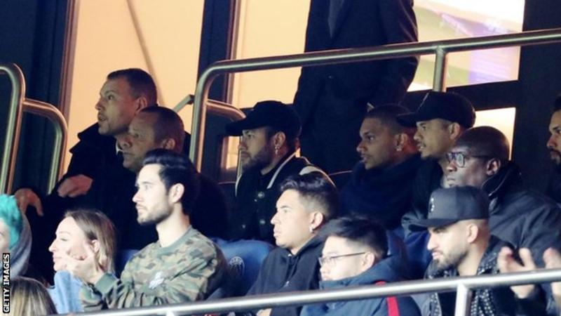 Injured Neymar watched the Manchester United game from the stands
