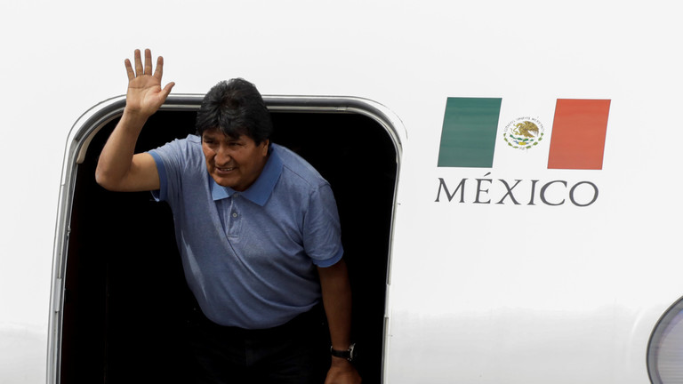 Evo Morales arrives in Mexico to claim asylum © Reuters / Luis Cortes 81
