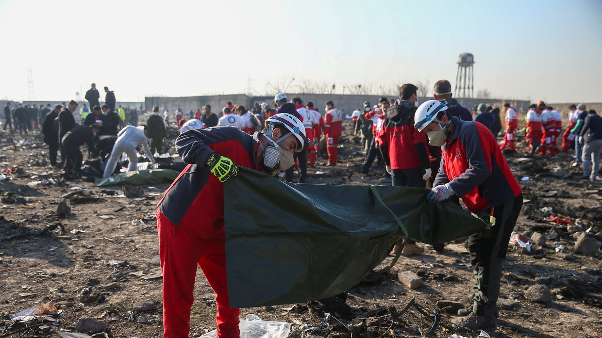 Red Crescent workers check plastic bags at the site where the Ukraine International Airlines plane crashed after take-off from Iran's Imam Khomeini airport, on the outskirts of Tehran, Iran January 8, 2020. ©  WANA/Nazanin Tabatabaee via Reute