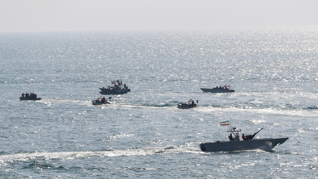 FILE PHOTO Iran's Islamic Revolutionary Guard Corps patrol boats during war games in the Persian Gulf, December 2018. © Reuters / Tasnim News Agency / Hamed Malekpour