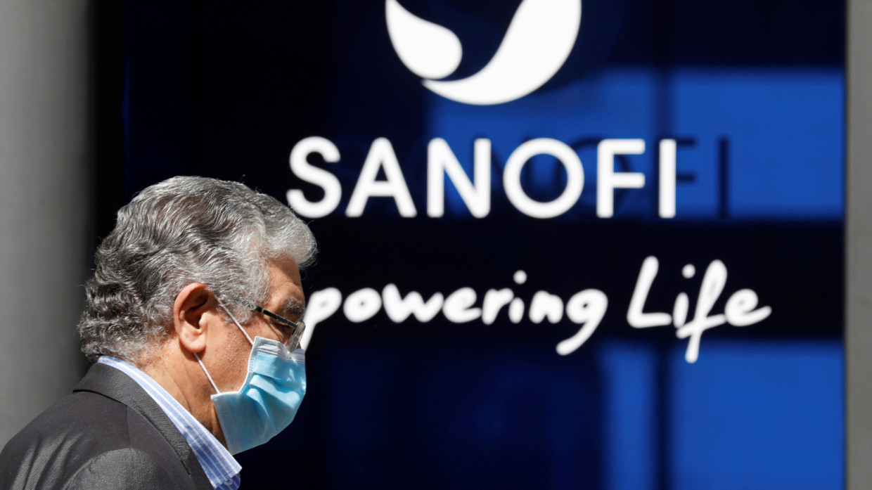 A man walks past the logo of Sanofi at the company's headquarters in Paris, France, April 24, 2020. ©  REUTERS/Charles Platiau