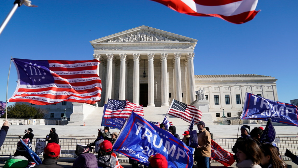 Donald Trump supporters protest outside the US Supreme Court in Washington, DC, December 8, 2020. © Reuters / Erin Scott