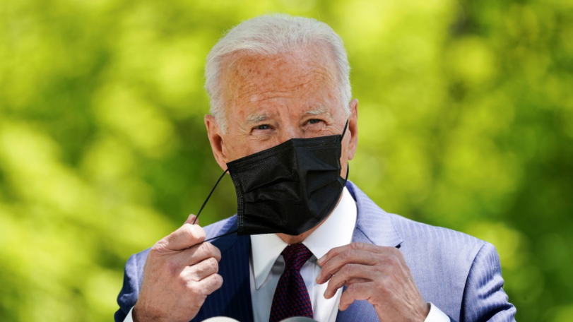 US President Joe Biden removes his face mask as he delivers remarks on the administration's coronavirus disease (COVID-19) response outside the White House in Washington, U.S., April 27, 2021. ©  REUTERS / Kevin Lamarque 19