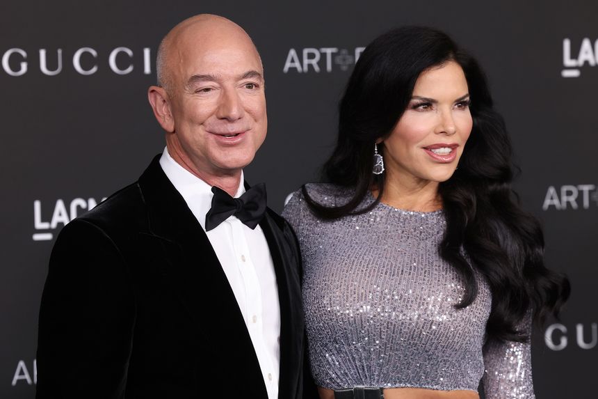 Jeff Bezos and Lauren Sánchez attended a November 2021 Los Angeles County Museum of Art gala presented by Gucci. PHOTO: GETTY IMAGES