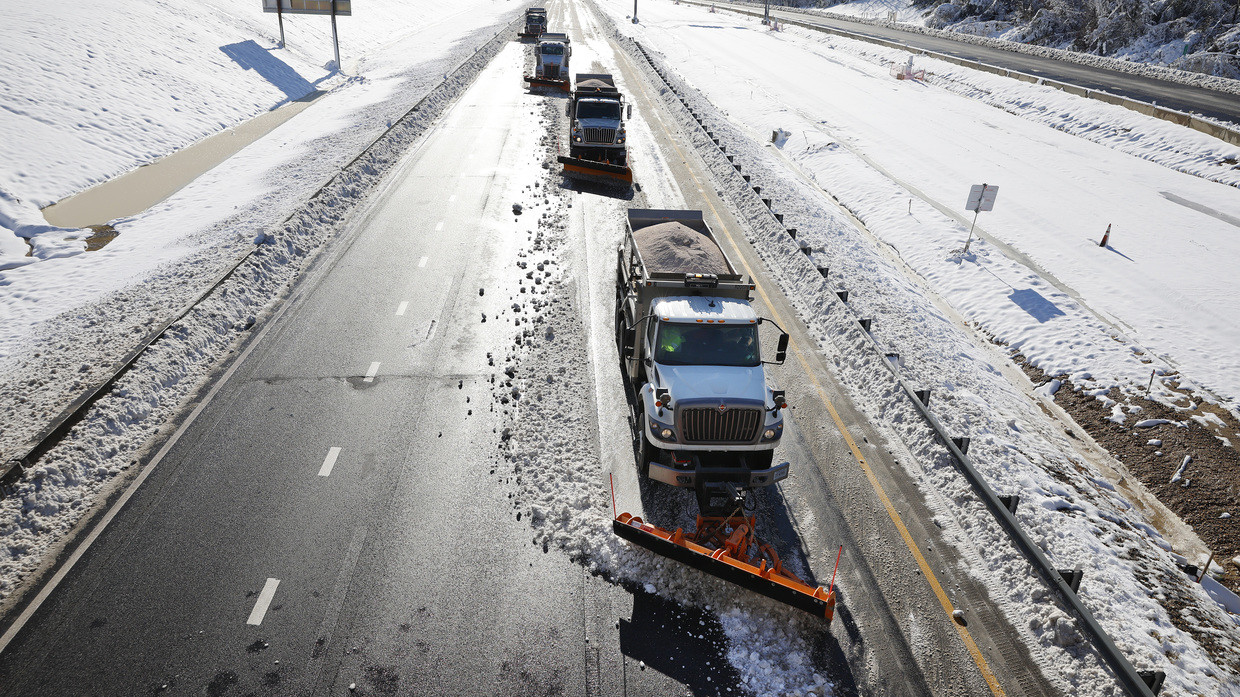 Department of Transportation plow trucks on a stretch of I-95 following a winter storm in Virginia ©  Chip Somodevilla/Getty