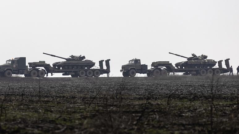 Ukrainian tanks are transported towards to the Luhansk region, Ukraine, Sunday, Dec. 12, 2021.   -   Copyright  AP Photo/Andriy Dubchak