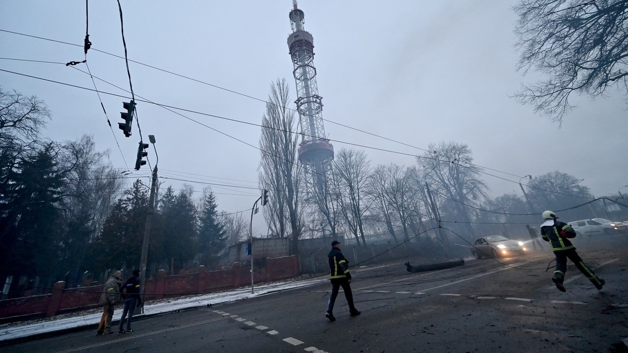 A fireman runs after Russian airstrike hit Kyiv's main television tower in Kyiv on March 1, 2022. © AFP / Sergei SUPINSKY