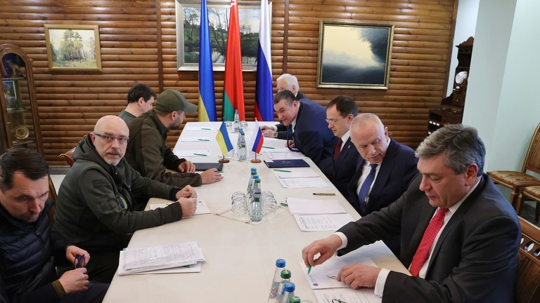 Ukrainian and Russian delegations pictured during talks in Belarus on March 3, 2022. © Sputnik / BelTA