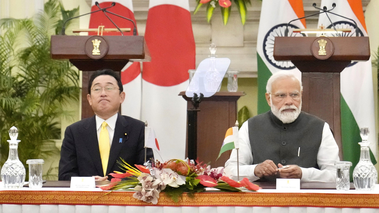 Indian Prime Minister Narendra Modi sits his Japanese counterpart Fumio Kishida during a signing of agreements in New Delhi, Saturday, March 19, 2022 ©  AP / Manish Swarup