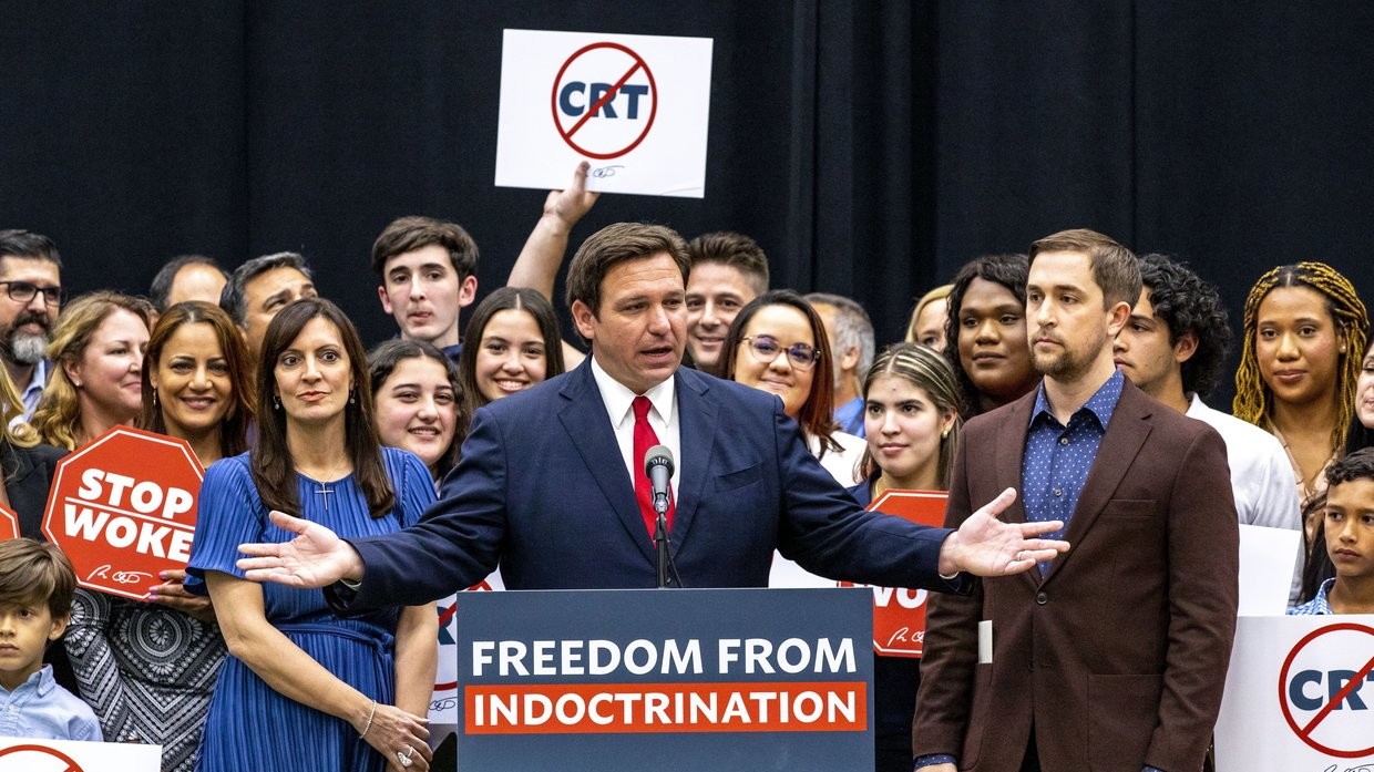 Ron DeSantis addresses the crowd before publicly signing the 'Stop WOKE' bill during a news conference at a middle school in Hialeah Gardens, Florida, April 22, 2022 © AP / Daniel A. Varela