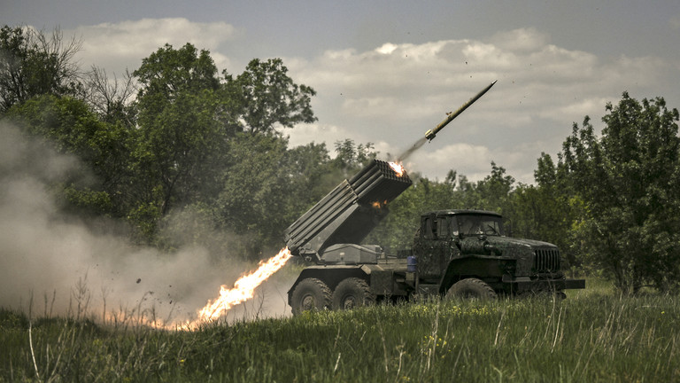 Ukrainian troops fire with surface-to-surface rockets MLRS towards Russian positions. © AFP / Aris Messinis
