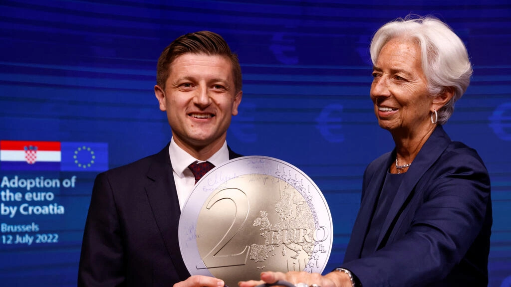 Croatia's Finance Minister Marko Primorac and European Central Bank chief Christine Lagarde at a euro adoption ceremony in Brussels, July 12, 2022. © Yves Herman, Reuters