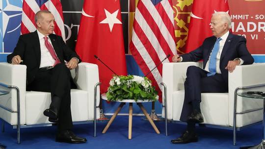 Turkish President Recep Tayyip Erdogan (L) and U.S. President Joe Biden (R). © Getty Images / Turkish Presidency / Murat Cetinmuhurdar