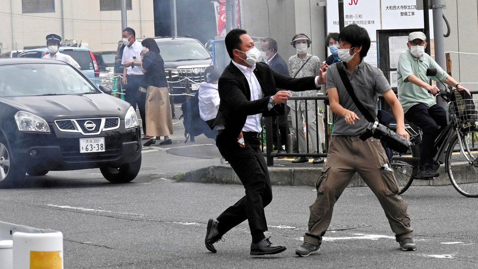 ASAHI SHIMBUN/REUTERS Image caption, The suspect was confronted by a police officer following the shooting