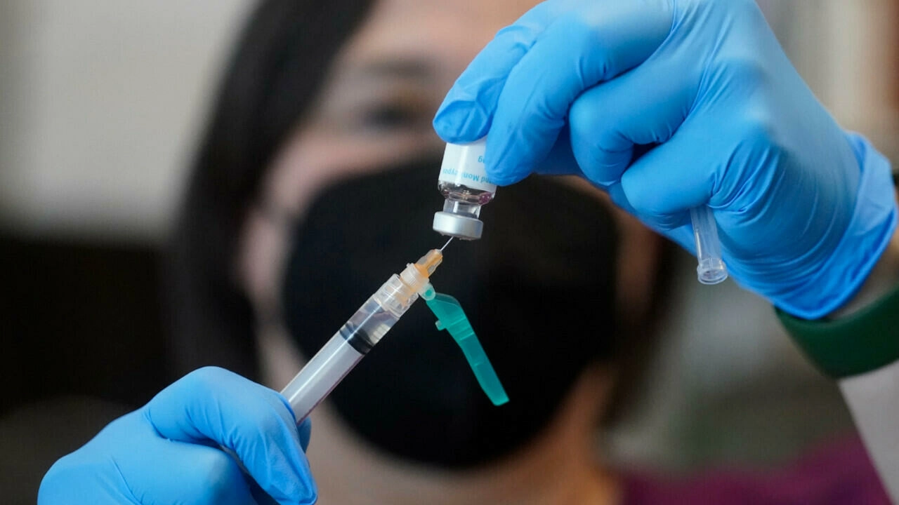 A nurse prepares a dose of a monkeypox vaccine at the Salt Lake County health department in Salt Lake City, Utah, US on July 28, 2022. © Rick Bowmer, AP