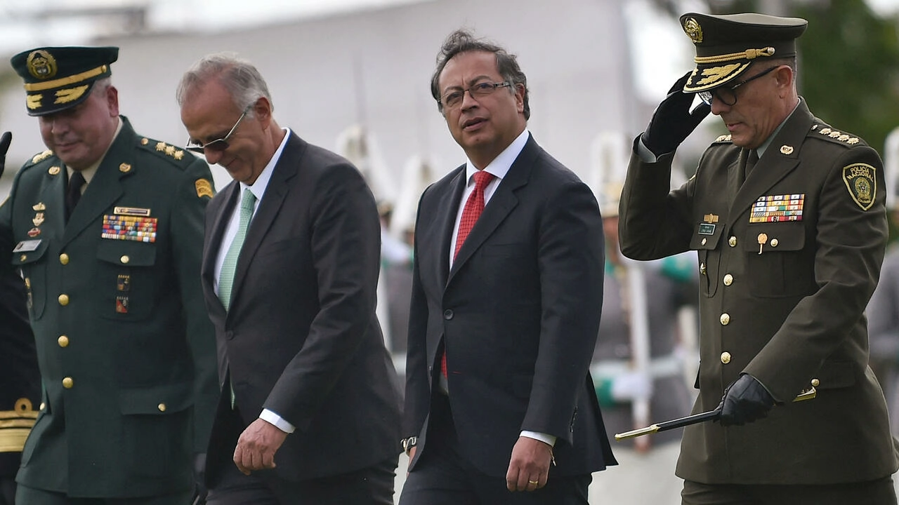 Colombian President Gustavo Petro paves the way to restart peace talks