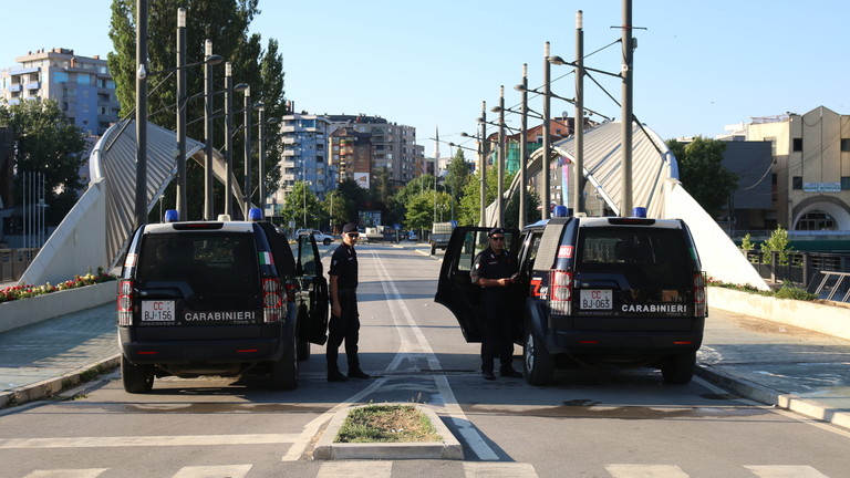 Members of Kosovo Force (KFOR) at a checkpoint in Mitrovica, Kosovo on August 01, 2022. © Getty Images / Erkin Keci