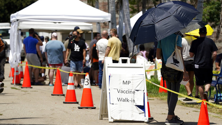 People line up at a monkeypox vaccination site on Thursday, July 28, 2022, in Encino, California. © AP / Marcio Jose Sanchez