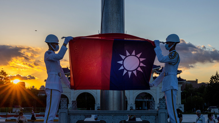 FILE PHOTO. A flag-lowering ceremony in Taipei. ©Annabelle Chih / Getty Images
