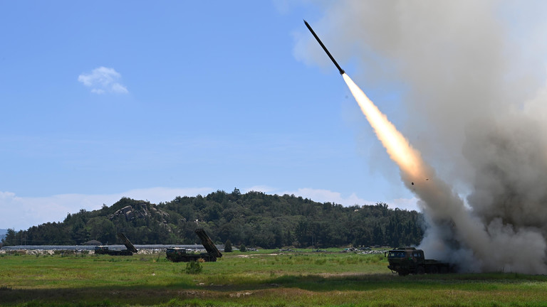 Projectile is launched from an unspecified location in China during long-range live-fire drills by the army of the Eastern Theater Command of the Chinese People's Liberation Army, Thursday, Aug. 4, 2022. © AP / Lai Qiaoquan