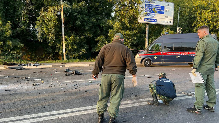 investigators work on the place of explosion of a car driven by Daria Dugina, daughter of Alexader Dugin, outside Moscow. ©  AFP PHOTO / RUSSIAN INVESTIGATIVE COMMITTEE / HANDOUT