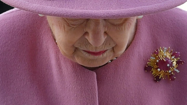 Queen Elizabeth II pictured in October 2020 during a visit to the Defence Science and Technology Laboratory (Dstl) near Salisbury, in southern England. © Ben Stansall, AFP