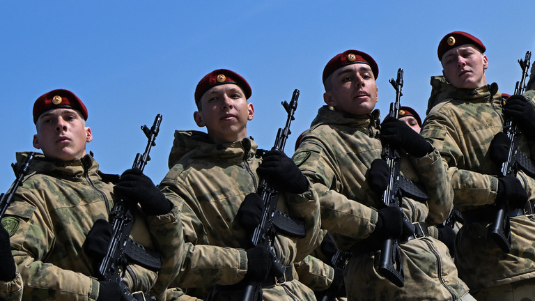 Russian servicemen take part in a rehearsal for the Victory Day parade. ©  Sputnik / Ramil Sitdikov