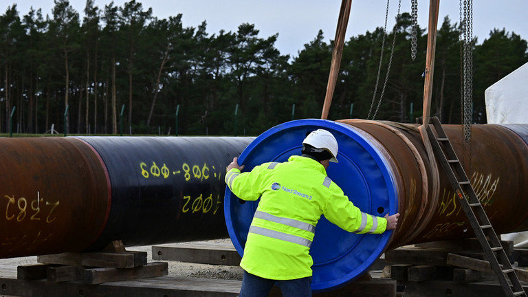 A man working at the construction site at the landfall area of the Nord Stream 2 gas pipeline in Lubmin, northeastern Germany. ©  TOBIAS SCHWARZ / AFP
