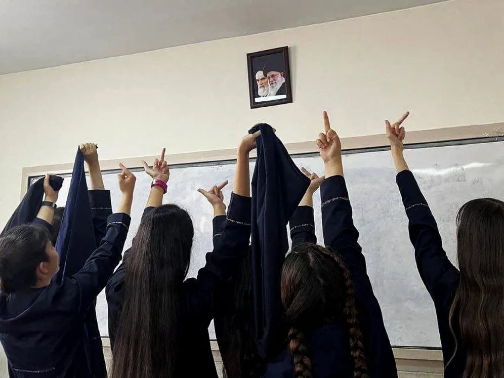 Students without headscarves in front of a photo of Iran's leaders Khomeini und Khamenei. Foto: SalamPix / Abaca Press / ddp