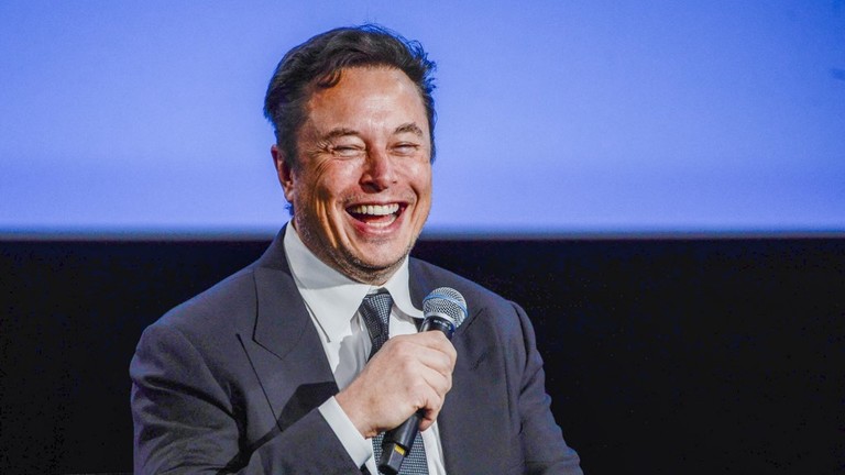 Elon Musk smiles as he addresses guests at the Offshore Northern Seas 2022 meeting in Stavanger, Norway, August 29, 2022 ©  AFP / Carina Johansen