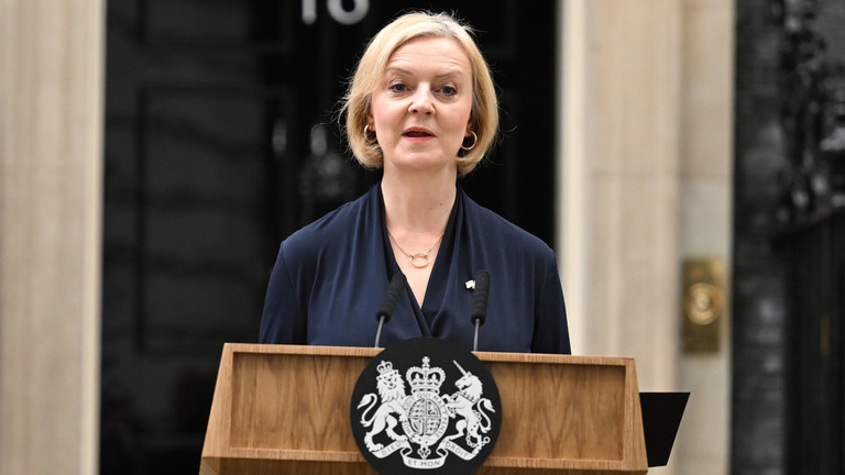 Prime Minister Liz Truss announces her resignation at 10 Downing Street on October 20, 2022 in London, England. ©  Leon Neal/Getty Images