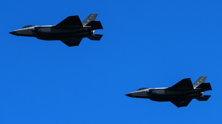 FILE PHOTO: US Air Force Lockheed Martin F-35 fighter jets in the air. ©  AFP / Joel Saget