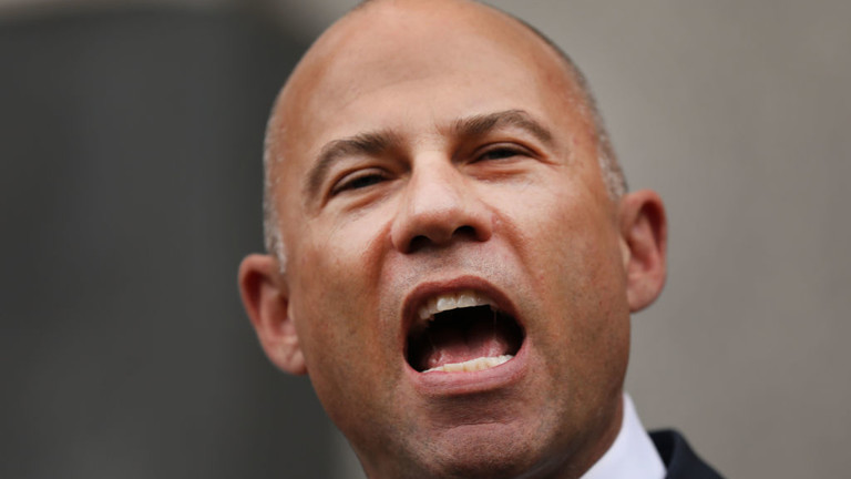 FILE PHOTO: Michael Avenatti speaks to reporters outside a New York City courthouse in July 2019. © Getty Images / Spencer Platt