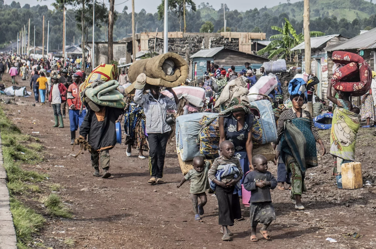 People fleeing the fighting between government forces and M-23 rebels make their way towards Goma, Democratic Republic of Congo, November 15, 2022. © Moses Sawasawa, AP