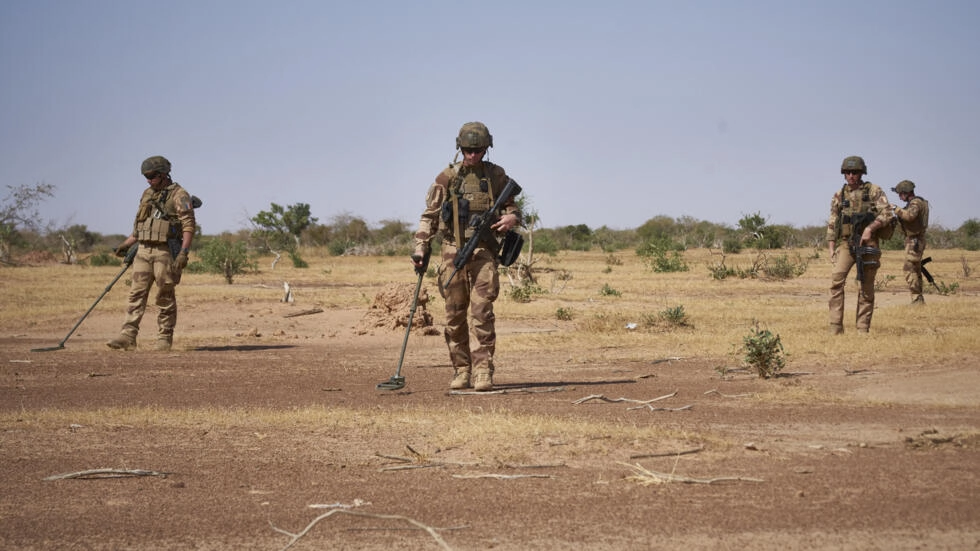 File photo of French soldiers searching for IEDs (Improvised Explosive Devices) in northern Burkina Faso taken on November 12, 2019. © Michele Cattani, AFP