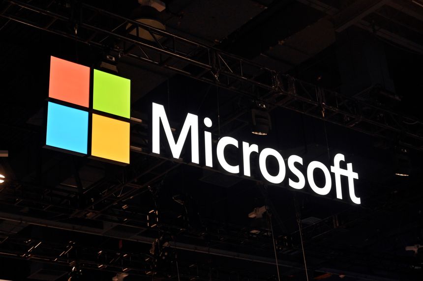 Microsoft said late last year that a drop in personal computer sales and the dollar’s strength were a drag on expansion. PHOTO: DAVID BECKER/GETTY IMAGES