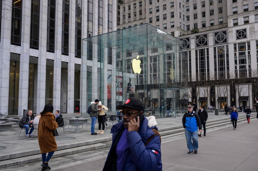 Apple has about 65,000 retail employees working in more than 500 stores who make up roughly 40% of its total workforce. PHOTO: ANGELA WEISS/AGENCE FRANCE-PRESSE/GETTY IMAGES