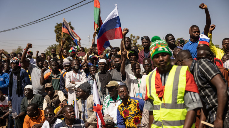 Protesters wave a Russian flag and demand the departure of French troops in in Ouagadougou, Burkina Faso, January 20, 2023. ©  OLYMPIA DE MAISMONT / AFP
