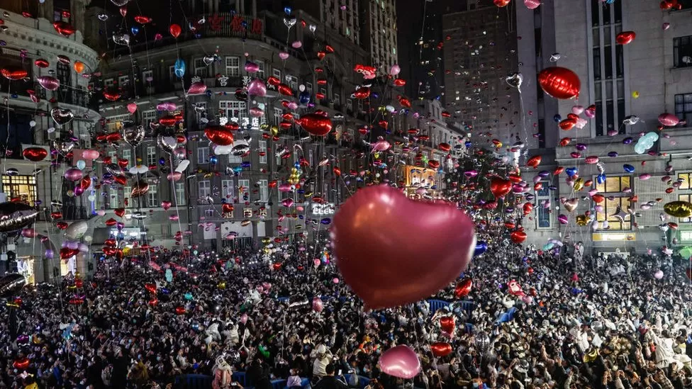 GETTY IMAGES / Thousands of people gathered in Wuhan and released balloons as 2023 began
