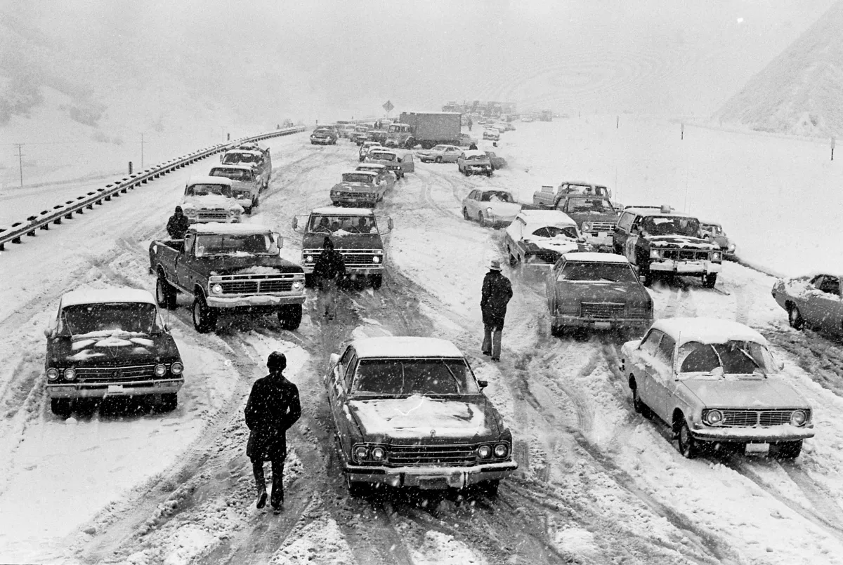A snowstorm in 1974 stalled traffic on Interstate 5 near Newhall.(John Malmin / Los Angeles Times)