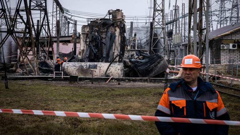 FILE PHOTO: Workers in Ukraine dismantle a destroyed autotransformer ©  Ed Ram/Getty Images