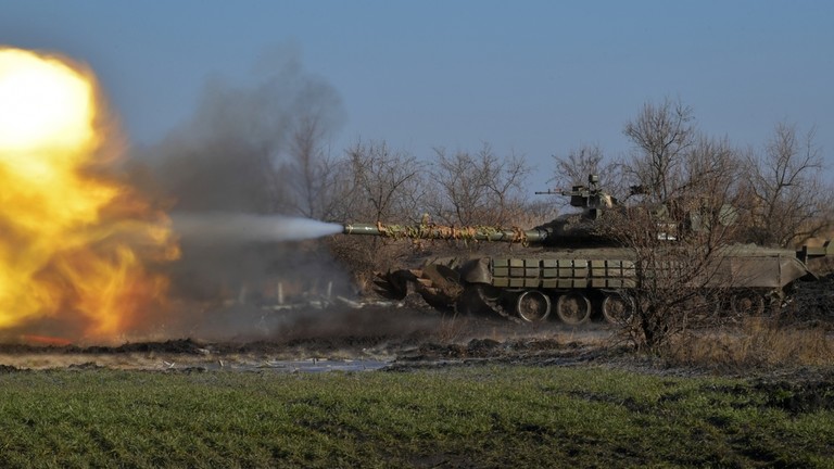 A Russian T-80 tank fires a shot in the course of Russia's military operation in Ukraine. ©  Sputnik / Alexander Galperin