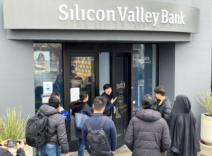 A Silicon Valley Bank worker in Santa Clara, Calif., told people waiting to get in on Friday that the bank’s headquarters was closed. PHOTO: JUSTIN SULLIVAN/GETTY IMAGES