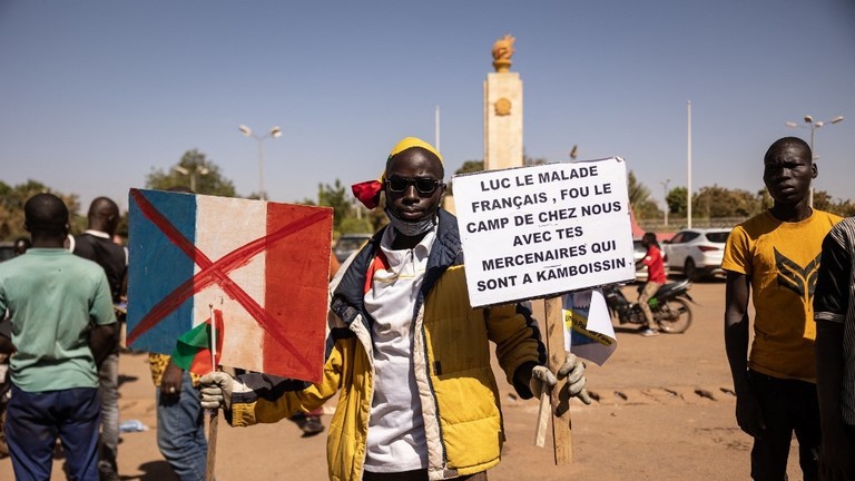 A man holds a placard during a protest to support Burkinabe President Ibrahim Traore and to demand the departure of French forces in Ouagadougou, Burkina Faso, January 20, 2023 ©  AFP / Olympia De Maismont