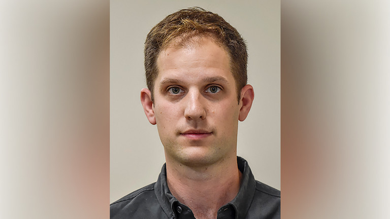 An undated ID photo of journalist Evan Gershkovich ©  AFP